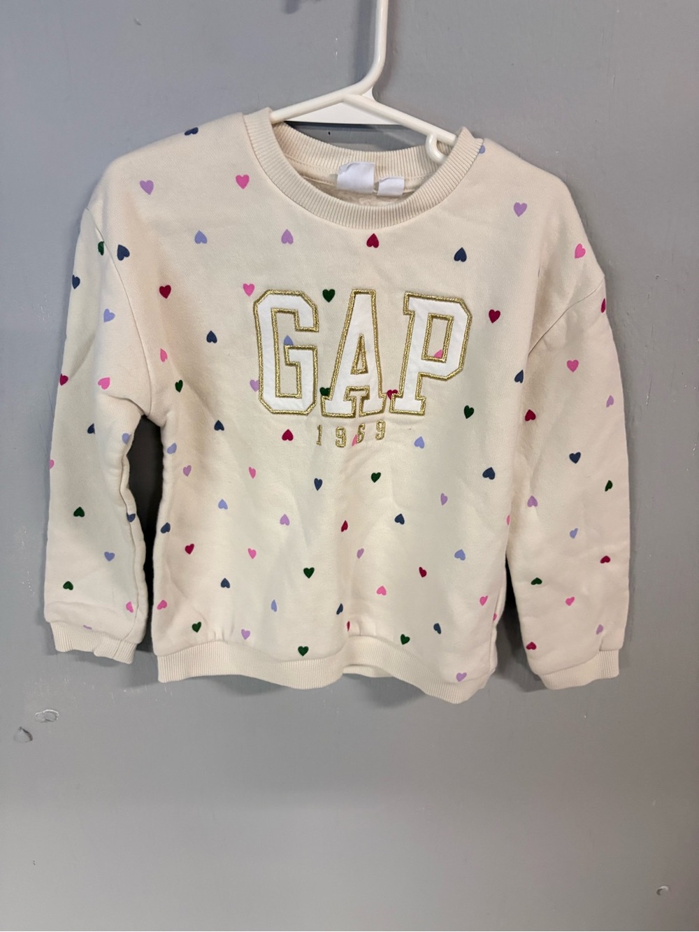 GAP Cream Crewneck Sweatshirt with Multicolor Heart Print